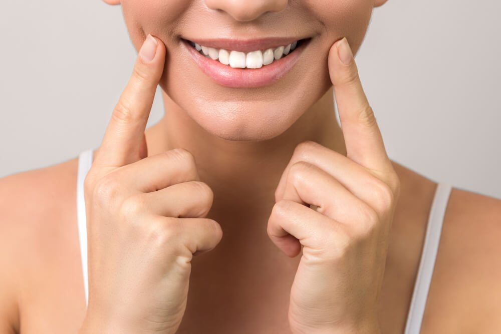 what causes yellow teeth and how does teeth whitening help